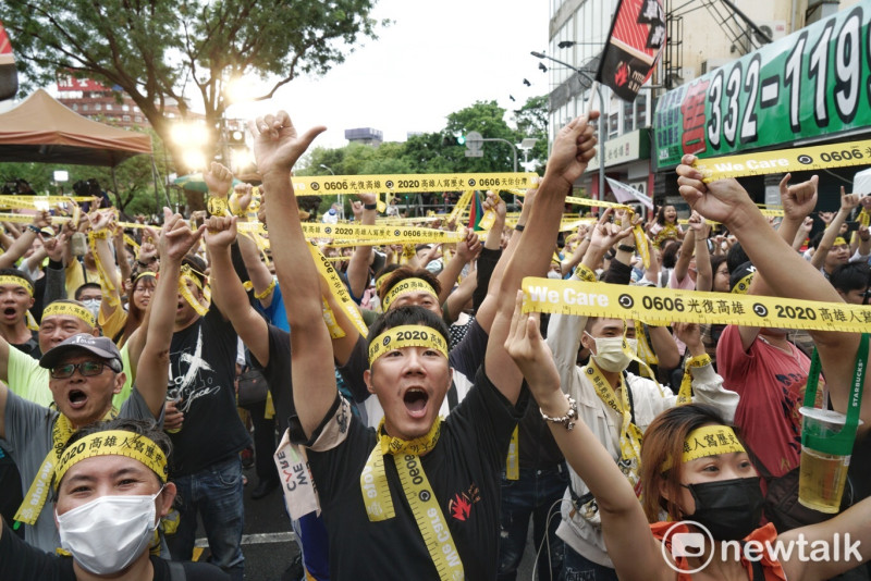 支持罷韓民眾高舉象徵民主的黃絲帶，等待罷韓成功的好消息。   圖：張良一/攝