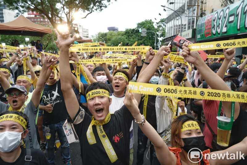 許多支持罷韓民眾高舉象徵民主的黃絲帶。   圖：張良一/攝