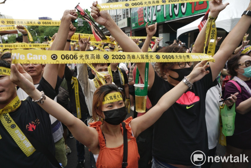 支持罷韓民眾高舉象徵民主的黃絲帶。   圖：張良一/攝