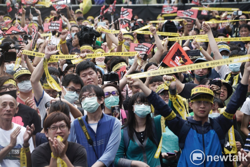 挺罷韓群眾手舉具民主意義的黃絲帶。   圖：張良一/攝