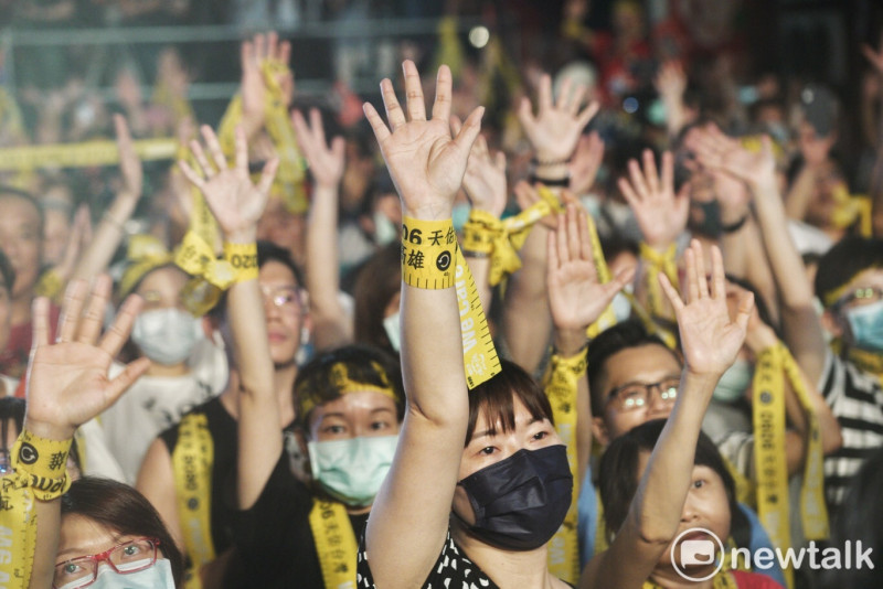 支持罷韓群眾手繫黃絲帶，盼能給高雄帶來更好的未來。   圖：張良一/攝