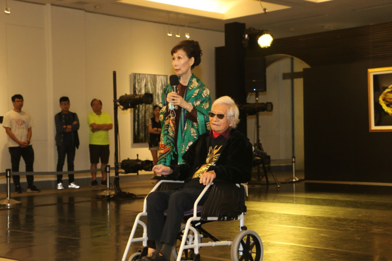 柯錫杰與其妻樊潔兮去年10月出席「絕對·詩學―柯錫杰_玖齡_影像藝術展」開幕式致詞。   圖：國父紀念館提供