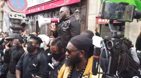 法國反種族示威活動不僅響應美國佛洛伊德枉死示威潮，也同時為2016年在法國警方拘留過程中離奇喪命的非裔男子特拉奧雷（Adama Traore）討公道。   圖/翻攝自推特