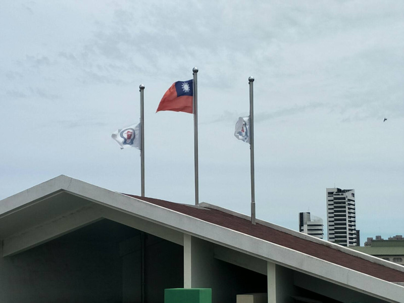 市議會今起降會旗半旗，表達對大家長許崑源的哀悼與敬意。   圖： 高雄市議會/提供