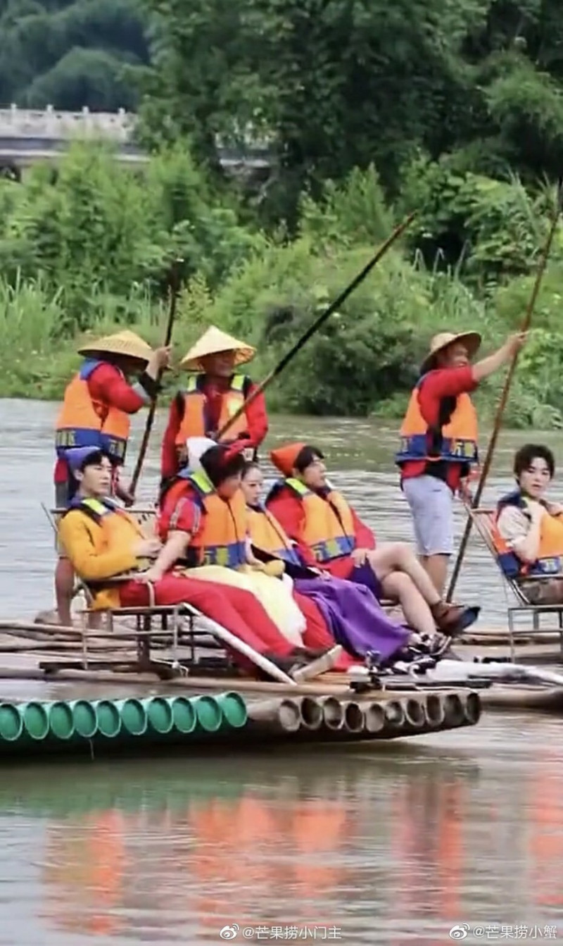 中國微博上開始流傳節目讓藝人坐竹筏錄影的危險畫面。   圖：翻攝微博