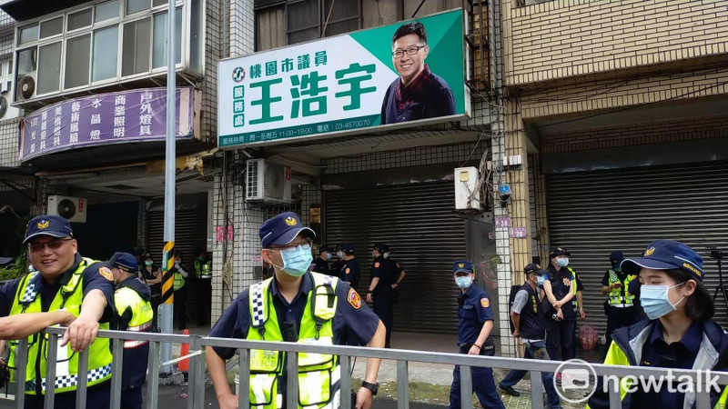 桃園市議員王浩宇地方服務處緊急出動警察保護   圖:林昀真攝