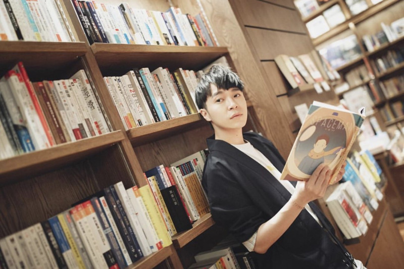吳青峰拍攝MV時在書店讀童書。   圖：翻攝吳青峰Instagram