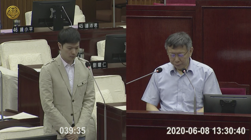 台北市長柯文哲（右）、國民黨議員李柏毅（左）為高雄市議長許崑源墜樓身亡一事默哀30秒。   圖：攝自台北市議會直播