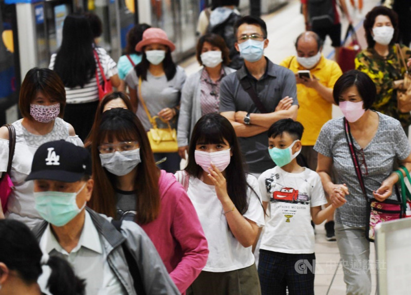 台南17日起提升公共運輸防疫，應全程戴口罩。   圖：中央社／提供（資料照）