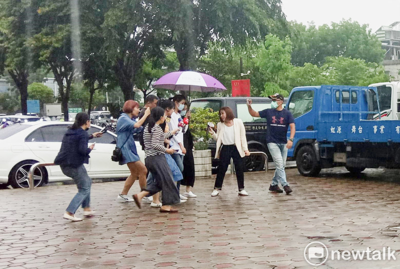 李佳芬(中間黑衣)在許淑華(中間白衣)的陪同下,抵達許崑源靈堂。 圖:孫家銘/攝