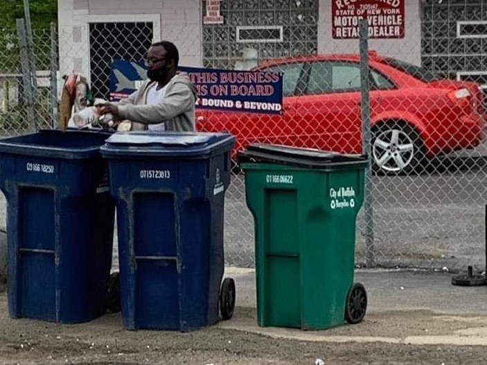 一名非裔高中生小安東尼奧·格溫因看到水牛城的街上到處都是抗議活動所留下的垃圾，他便主動購買垃圾袋、自備掃把，獨自清掃。   圖：翻攝自Antonio Gwynn Jr. 臉書