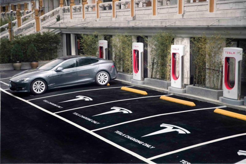 Tesla免費開放超級充電站，提供避難車主使用。   圖：翻攝自Tesla臉書