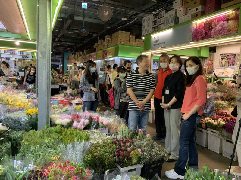 台北市副市長黃珊珊今（8）日前往台北花市視察，呼籲民眾多多支持國產花卉。   圖：台北市政府／提供