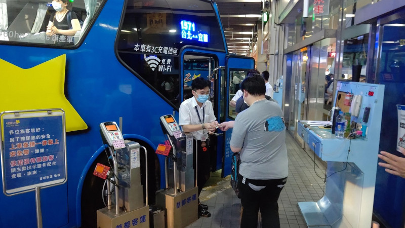 服務人員驗票引導乘客上車。    圖：首都暨臺北客運公司提供 