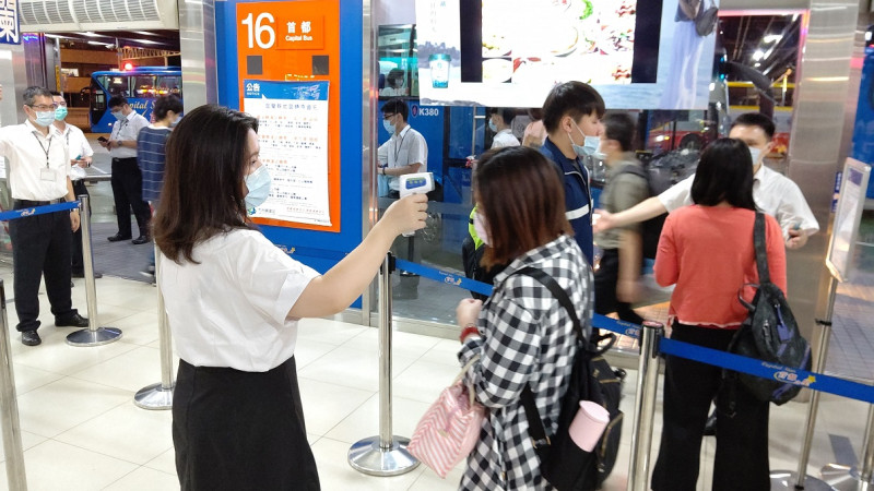 服務人員為乘客量測額溫。   圖：首都暨臺北客運公司提供 