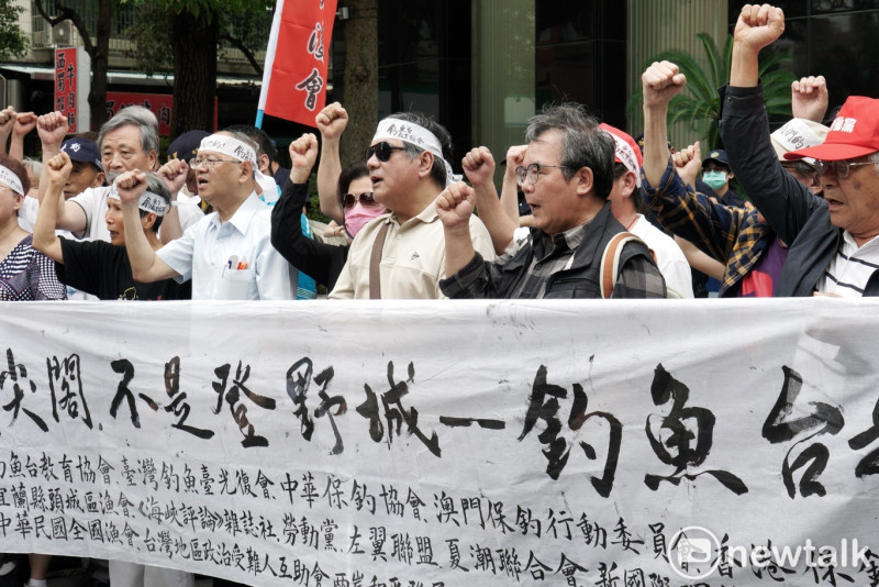 中華保釣協會、勞動黨等多個團體在日本台灣交流協會外抗議石垣市議會擬將「登野城」更名改為「登野城尖閣」。   圖：張良一/攝