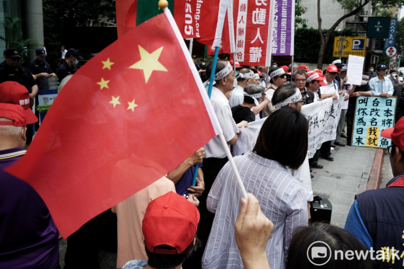 台灣真是自由啊！有民眾拿中國五星旗到日本駐台灣交流協會抗議日本更名釣魚台。   圖：張良一/攝