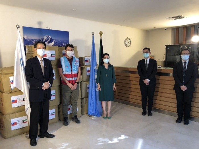 台灣捐贈5萬片醫療口罩運抵科威特，由聯合國人類住區規劃署代表艾蜜拉哈桑（中）與我駐科威特代表牟華瑋（左一）共同見證交贈，這批口罩將援助科國一線醫療人員。   科威特代表處提供