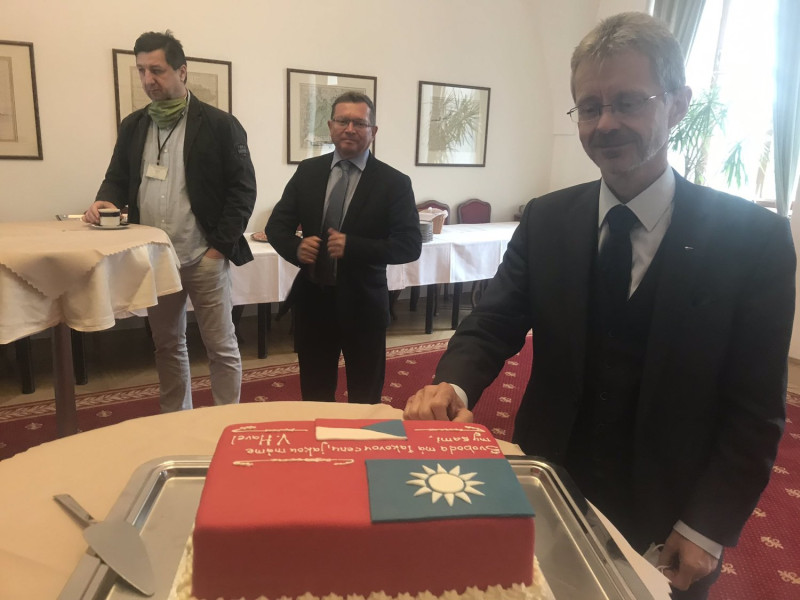 蛋糕上還有前總統哈維爾的話   圖:擷取自Radek Bartoníček推特