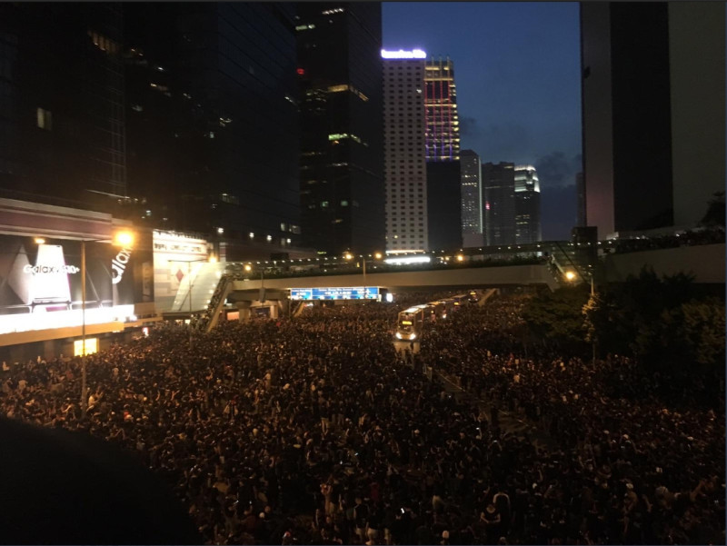 香港去年「反送中」運動百萬人大遊行滿1周年，有民眾今再發起「流水式」遊行。圖為稍早大批民眾在中環遮打花園一帶聚集畫面。   圖：翻攝自推特