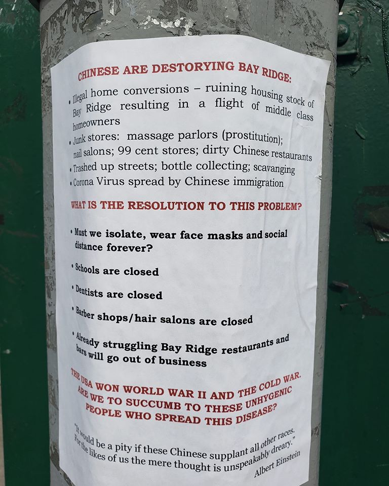 紐約市布魯克林區內的灣脊區和戴克高地，日前似乎有人四處張貼歧視中國人的海報。   圖：翻攝自Fern Simmons臉書