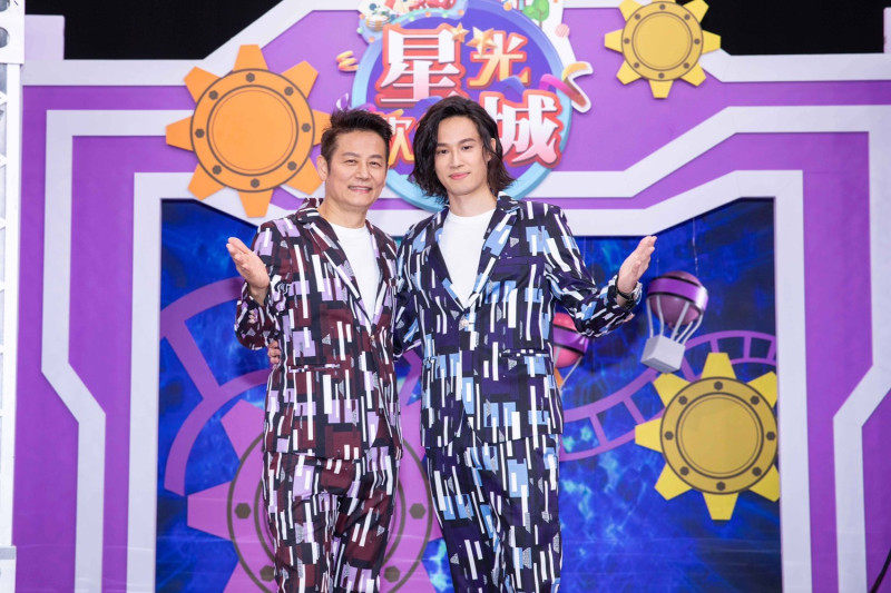 徐乃麟(左)今日攜手兒子徐新洋(右)一起主持狼谷育樂台節目。   圖：狼谷育樂台/提供
