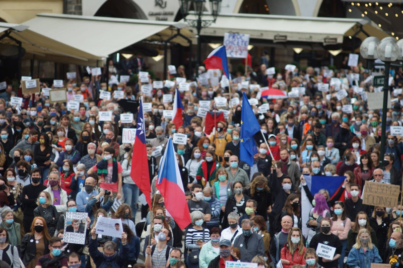 捷克首都布拉格9日有數千民眾上街，抗議政府過度向北京傾斜、侵害民主制度。現場可見中華民國國旗飄揚。   圖：翻攝自 Milion chvilek pro demokracii臉書
