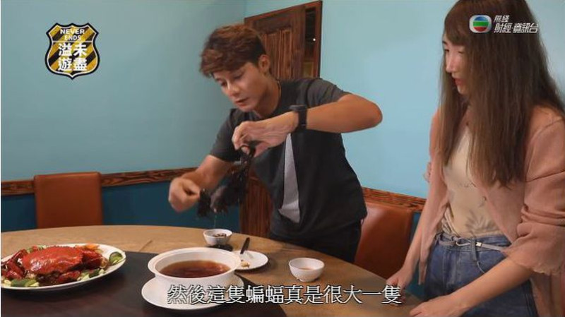 金鐘主持人廖科溢在節目《溢遊未盡》吃蝙蝠肉，引起香港民眾不滿投訴。   圖：翻攝香港無線財經資訊台