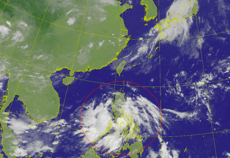 中央氣象局今（11）日表示，位於菲律賓的熱帶擾動持續發展中，最快今、明兩天會發展成熱帶性低氣壓   圖：擷取自中央氣象局官網