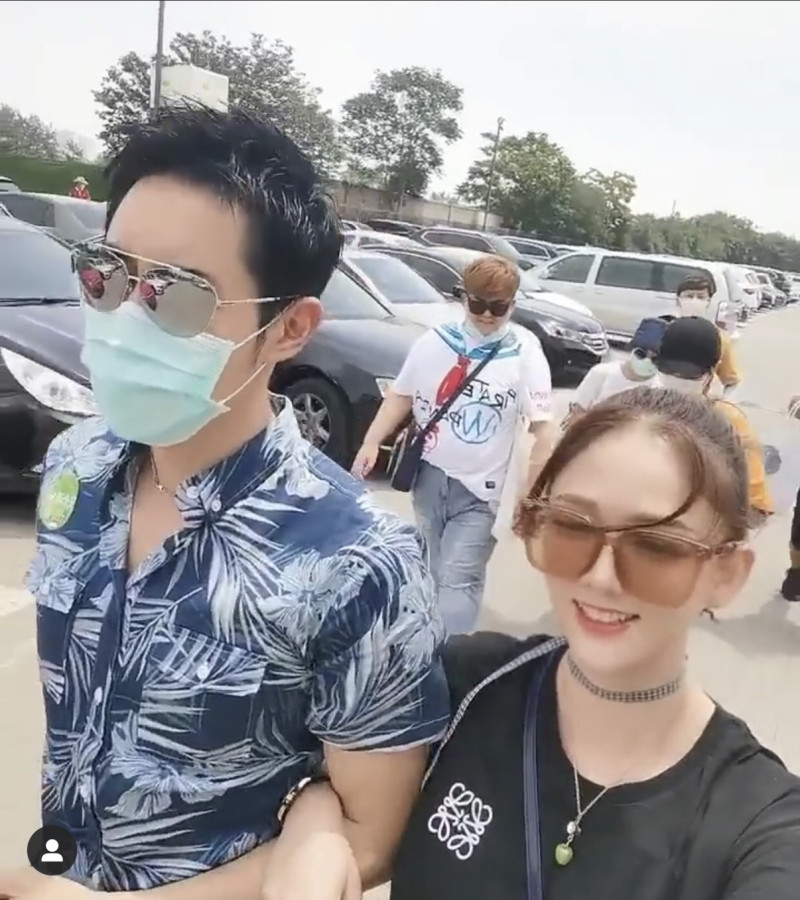 藝人陳喬恩跟友人去遊樂園玩，大方自然的勾手畫面，卻引來網友炮轟，有男友還跟其他男性友人過從甚密。   圖：翻攝Instagram
