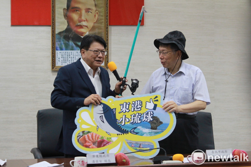 台北市長柯文哲（右）、屏東縣長潘孟安（左）今日合體推觀光。   圖：周煊惠／攝