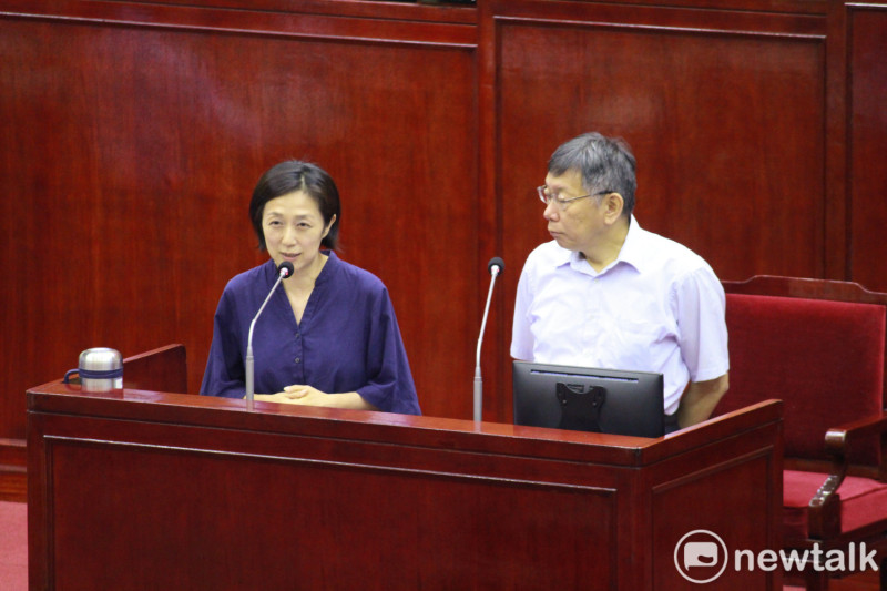 北流董事長黃韻玲（左）今首度在市政總質詢登場，站在台北市長柯文哲（右）身旁備詢。   圖：周煊惠 ／攝