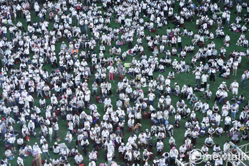 韓粉穿白衣在鳳山行政中心草坪上集結。   圖：張良一/攝