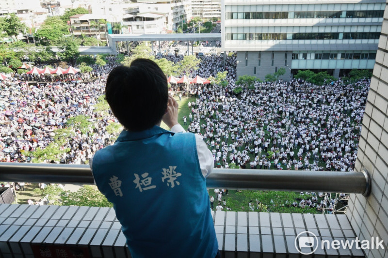 民政局長曹桓榮在辦公大樓看著前來道別的市民，今天也是他在高市府最後一天的上班日。   圖：張良一/攝