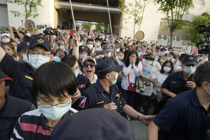 韓國瑜離開鳳山市政中心，支持者追上去，不捨之情溢於言表。   圖：張良一/攝