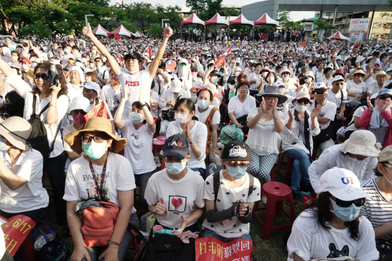 現場上萬名韓粉對著被罷免的韓國瑜高喊：「我挺韓我驕傲！」。 圖：張良一/攝