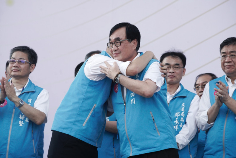 韓國瑜擁抱副市長李四川。 圖：張良一/攝