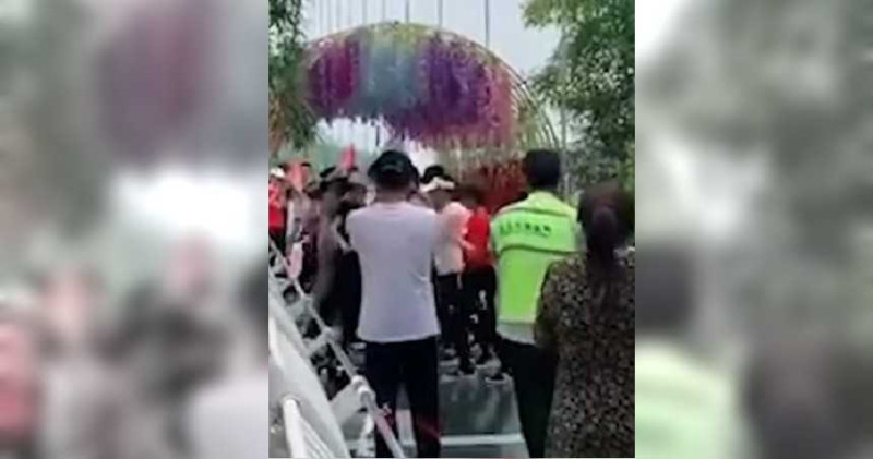 一群中國大媽疑似為了拍影片，直接在玻璃橋上集體大跳廣場舞。   圖：翻攝微博
