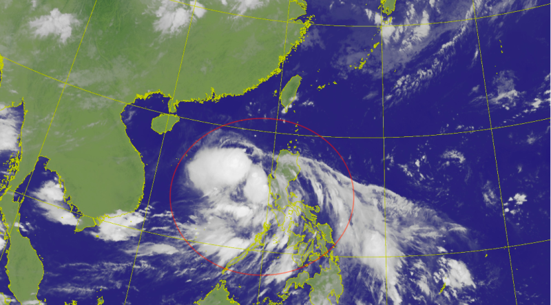 中央氣象局今（12）日表示，熱帶性低氣壓位於菲律賓群島，預計未來往西北移動進入南海，最快今天會成颱   圖：取自中央氣象局官網