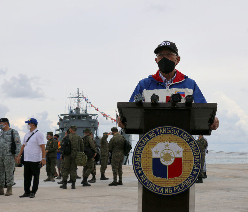 菲律賓國防部長羅倫沙納（右）日前率團登上南沙島的中業島，為該國氣象單位主持啟用儀式。   圖：翻攝自菲律賓國防部推特