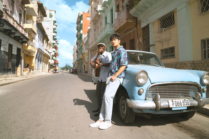 周董表示，喜歡古巴的原因，是因為古巴有許多各式各樣的骨董車。   圖：杰威爾音樂/提供
