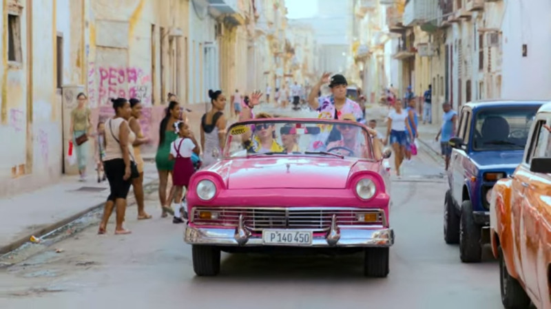 周董坐在粉紅色的骨董車上拍攝MV。   圖：擷取YouTube