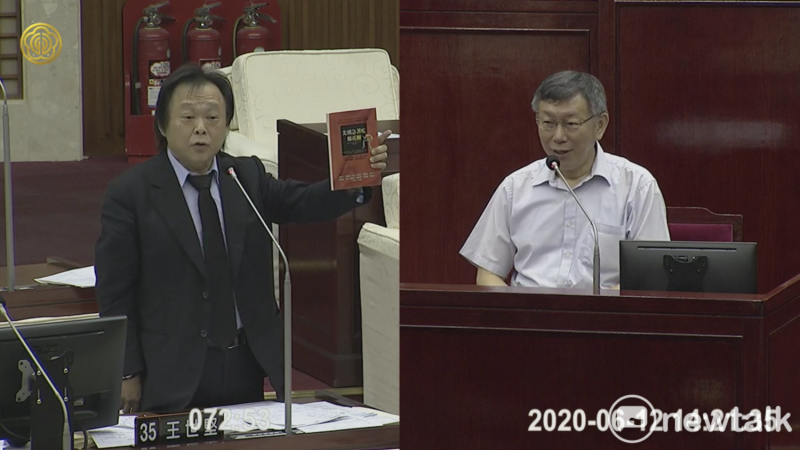 民進黨議員王世堅贈送「先別急著吃棉花糖」一書給台北市長柯文哲。   圖：翻攝台北市議會直播