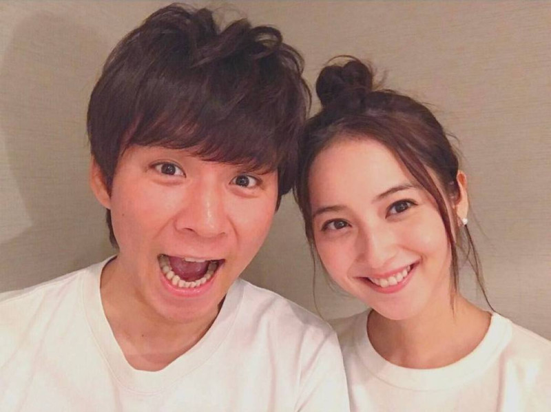 日本女星佐佐木希(右)已把在IG上，與老公渡部建(左)的結婚合照刪掉了。   圖：翻攝Instagram