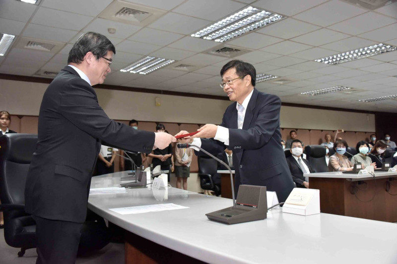 高雄市代理市長楊明州今宣誓上任。   圖：高雄市政府／提供