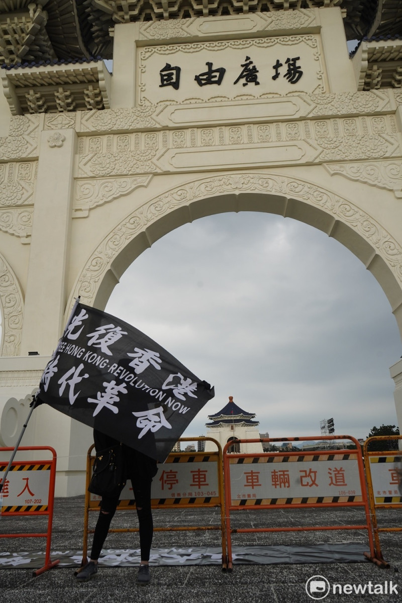 挺港民眾在自由廣場前揮旗。   圖：林昀真/攝