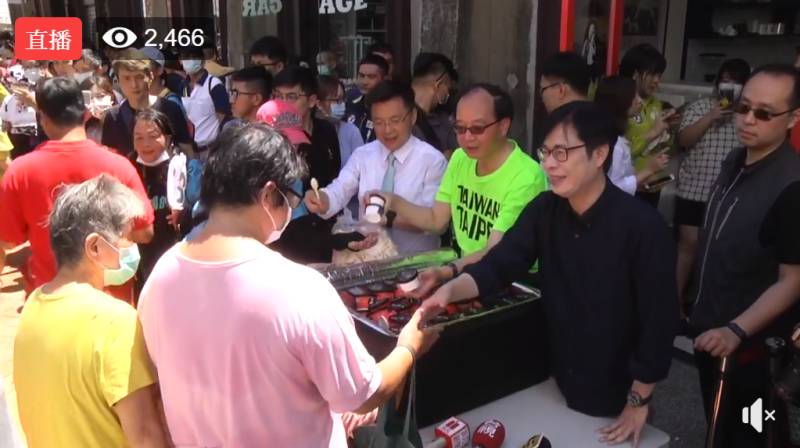 高雄市長韓國瑜罷免案通過後，資深媒體人王瑞德表示要在高雄發送冰品，並邀請民眾來高雄「報復性消費」。   圖：翻攝自趙天麟臉書直播影片