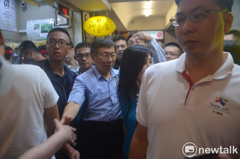 台北市長柯文哲曾造訪嘉義市文化路夜市，掀起旋風。   圖：蔡坤龍/攝（資料照）
