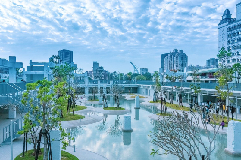 近來超夯的河樂廣場也是畢業生取景拍照的熱門景點。   圖：台南市政府提供