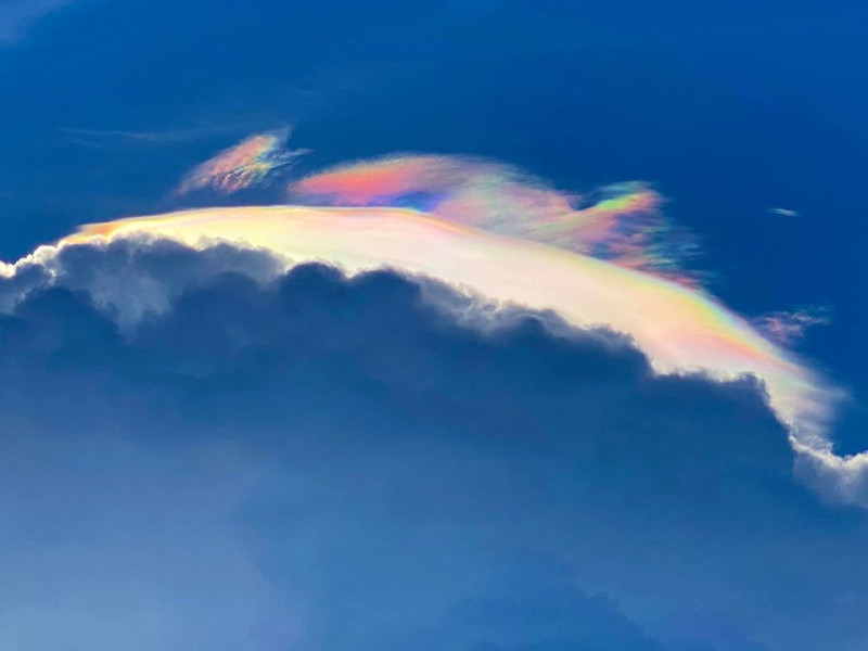 宜蘭縣15日傍晚5點多出現罕見的彩虹雲，美景絢麗奪人。   圖：翻攝陳碧琳臉書